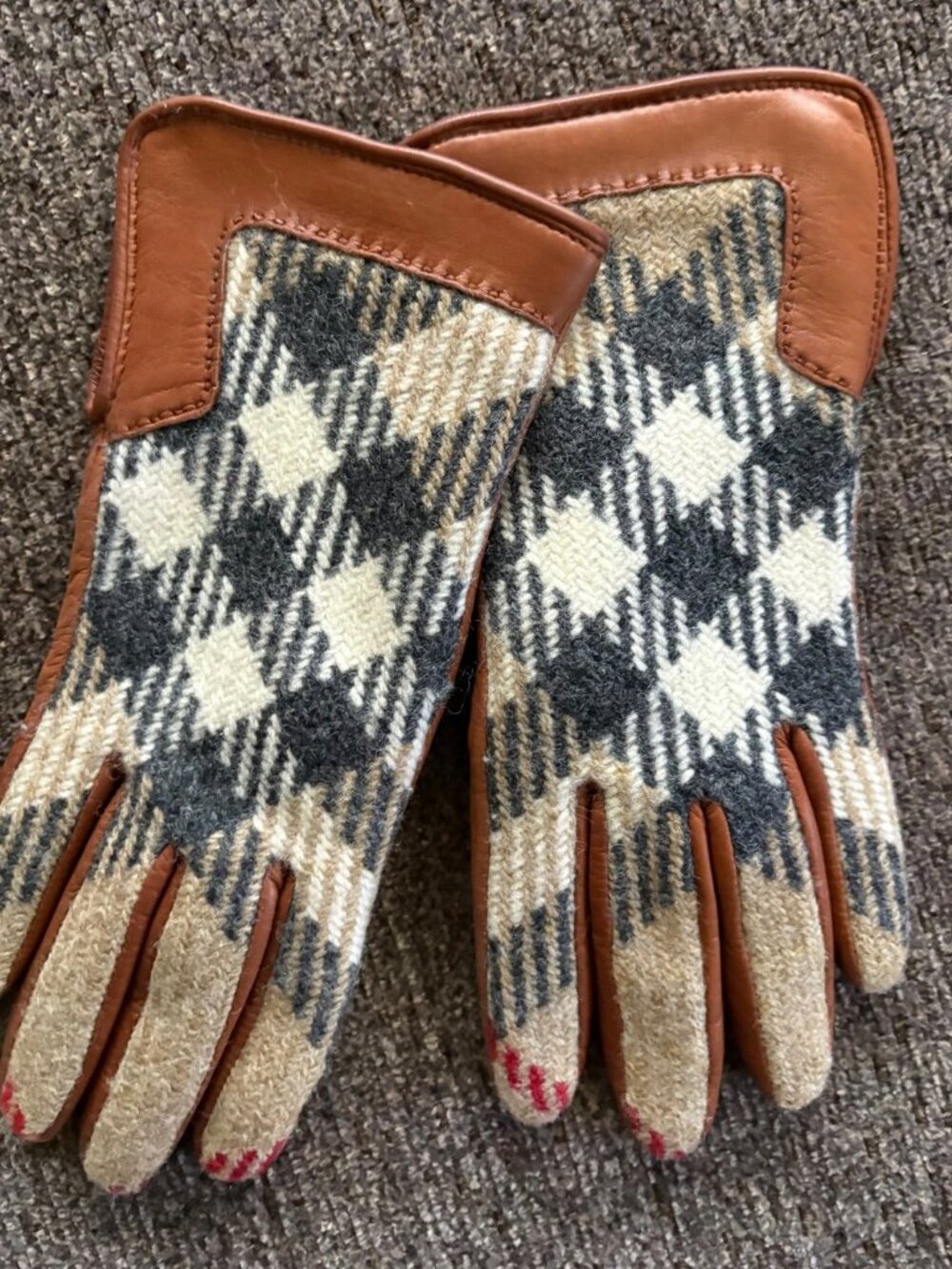 BURBERRY ICONIC PLAID Pattern 100% WOOL, LEATHER, CASHMERE Womens Gloves -Lined - Picture 2 of 16